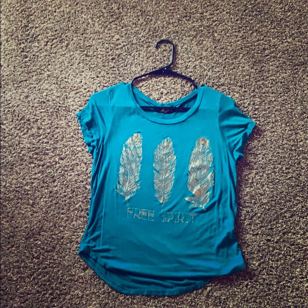 Blue T-shirt with design.